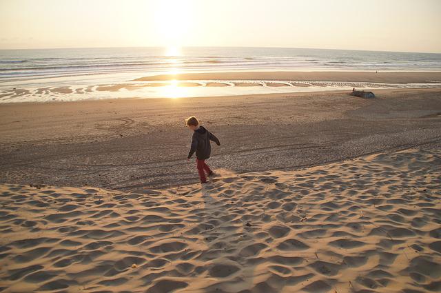 enfant sur une plage à Biscarrosse
